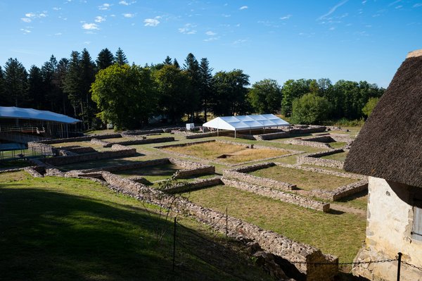 Comment préparer un sac à dos léger pour un camping en randonnée longue durée?